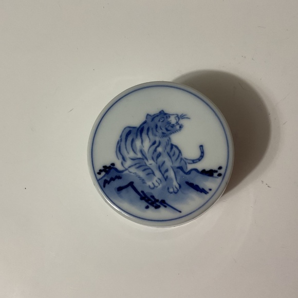CHINESE BLUE AND WHITE Tiger Motif Circular Trinket Box Signed - Picture 2 of 5